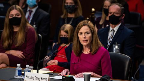 Amy Coney Barrett estuvo acompaada de sus hijos y marido en el Senado