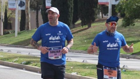 Gonzalo Pérez (en la foto, a la izquierda) y Abel de Frutos (a la derecha), se conocieron corriendo con el Equipo Zurich Aefat, empujando las illas de los niños y jóvenes con ataxia en algunas de las 32 maratones en las que ya ha participado el grupo.