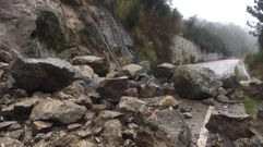 Un desprendimiento en el corredor do Morrazo corta el tr�fico en la salida de Cangas
