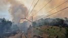 Fuego junto a las vas y cerca de unas viviendas prximas a la lnea ferroviaria