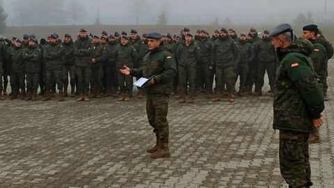 El coronel Jesús M. Martínez Victoria se dirige a los soldados de la brigada que está en Eslovaquia.