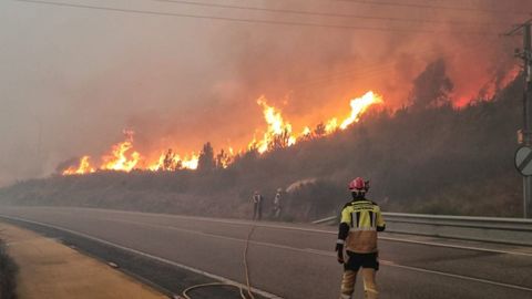 Incendio en el municipio de Oia que oblig a decretar la situacin 2 de emergencia