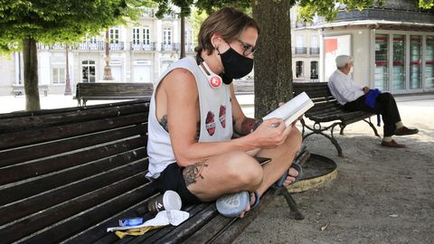 Tarde para la lectura en la Praza Maior
