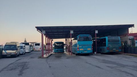La estacin de autobuses de Ribadeo ayer por la tarde, en este momento con uno de los andenes vacos