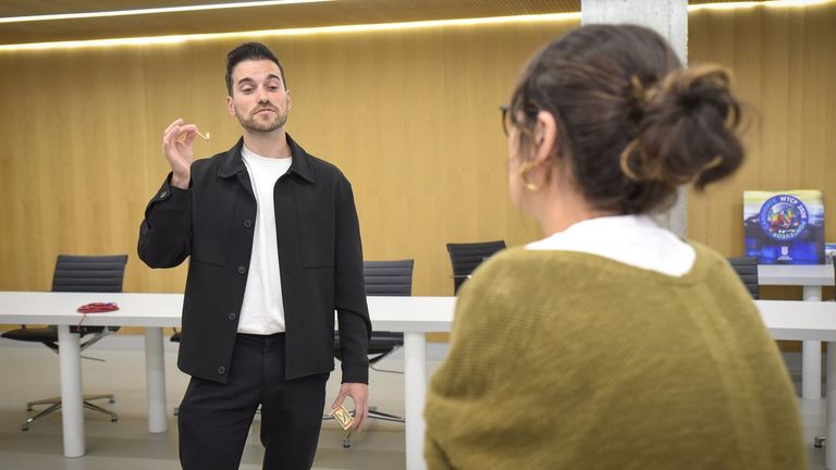 El mago Iago Barral haciendo un truco durante la presentacin del Abraioscopio
