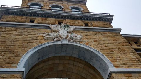 Escudo franquista en la fachada de la entrada principal de la Laboral