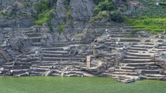 Antiguos bancales a la vista, en las proximidades de Ponte Mourulle, a causa de la bajada del embalse.