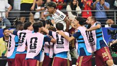Lamine Yamal celebra el segundo gol de Espa�a, que anot� Pedro Porro.