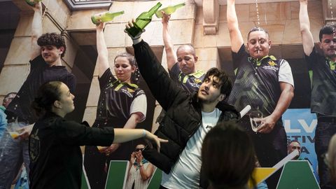 Un visitante es asesorado por una experta escanciadora el stand de Gijn este mircoles en la Feria Internacional de Muestras de Asutrias (FIDMA)