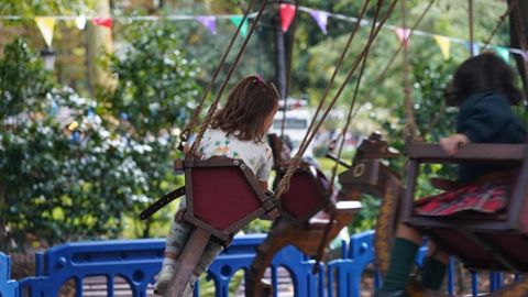 Una ni�a, en un columpio durante las fiestas de San Mateo en Oviedo