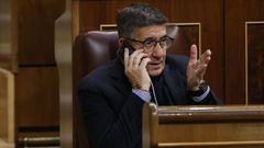 El portavoz del PSOE en el Congreso, Patxi Lpez, este mircoles, hablando por telfono desde su escao