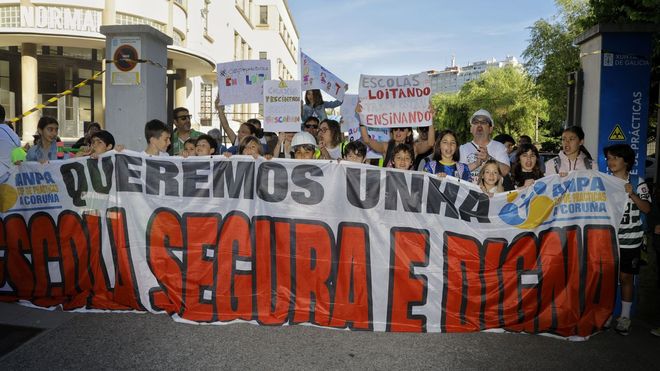 La comunidad educativa del CEIP de Pr&aacute;cticas se manifest&oacute; este viernes para volver a exigir una reforma integral del centro