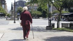 Persona mayor en la plaza de Amboage en Ferrol.