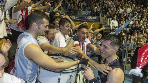 Barcello celebra con aficionados del Obradoiro la victoria ante el Leyma en el derbi de la primera vuelta