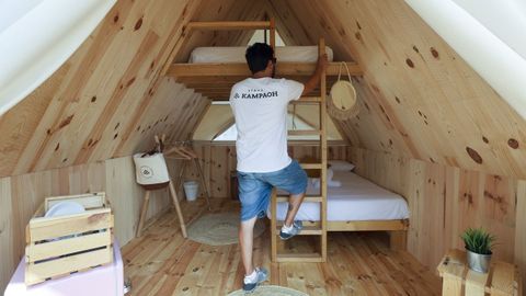 Interior de una tienda del modelo bora, construcciones de madera cubiertas de lona, ms frescas, y con una litera