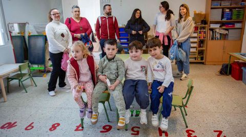 La escuela de Curro, con padres, ni�os y profesora