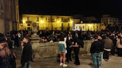 El atrio de la Catedral, repleto de jvenes haciendo botelln sin presencia policial. 