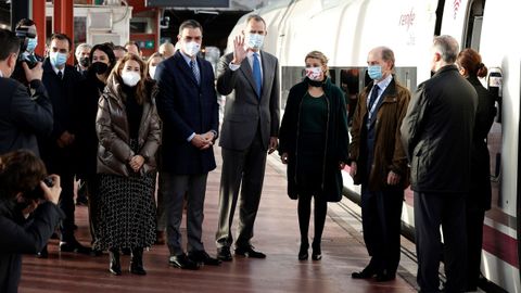 Felipe VI, junto a Pedro Snchez y Yolanda Daz, antes de subir al AVE