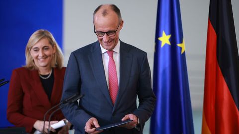 Merz y la ministra de Sanidad, Nina Warken, en la rueda de prensa posterior a la reuni�n del Gobierno el mi�rcoles.