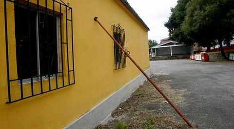 El local tiene puntales tanto en el exterior como dentro para sujetar el techo y evitar desplomes.