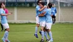 Brais, en el centro, es abrazado por sus compa�eros tras anotar el tanto del Ribadeo.