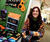 Irene S�nchez en su puesto de arcilla polim�rica y cer�mica.