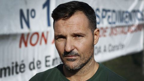 Pablo Mallo. Tiene 38 a�os. Cumple su primer decenio como empleado de la factor�a. Tiene una hija de 4 a�os. �No nos enga�emos. El motivo es el precio de la energ�a. Queremos competir en igualdad de condiciones, como las que tienen f�bricas de Alemania o Francia�.