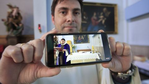 Jos&eacute; Luis V&aacute;zquez Coego muestra las misas que emit&iacute;a en Youtube durante la pandemia