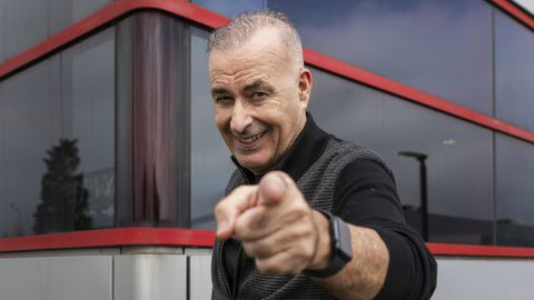 Alberto Comesa�a en las instalaciones de La Voz.