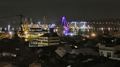 Una gr�a de Navantia, iluminada de colores por la Navidad