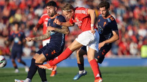 Unai N��ez y Javi Rueda, que regresan tras cesi�n, en un partido de la pretemporada del 2024.