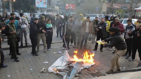 Los rebeldes queman una bandera en Homs