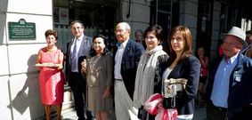 La corporaci�n local  cloc� una placa de recuerdo del aniversario.