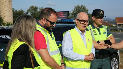 El subdelegado del Gobierno en Ourense, Eladio Santos, visit� uno de los controles de alcohol y drogas de la campa�a que se realizar� durante toda la semana en la provincia. Estuvo acompa�ado del jefe provincial de Tr�fico de Ourense, David Llorente, el capit�n jefe del subsector de Tr�fico de la Guardia Civil en Ourense, y la jefa de secci�n de Seguridad Viaria, Estrella Garrido