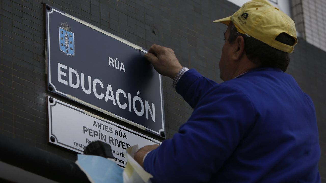 Arden tres coches estacionados en la calle Educación de A Coruña