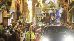 Imagen de la carroza de Melchor en la cabalgata de Reyes del 2023 a su paso por la calle Real.