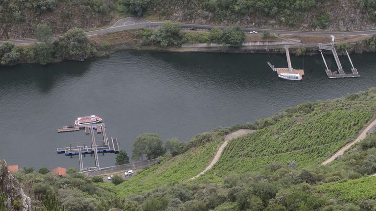 Los embarcaderos Ponte do Sil (a la izquierda) y Abeleda, puntos de partida y llegada para dos de las cinco rutas fluviales que recorren el can