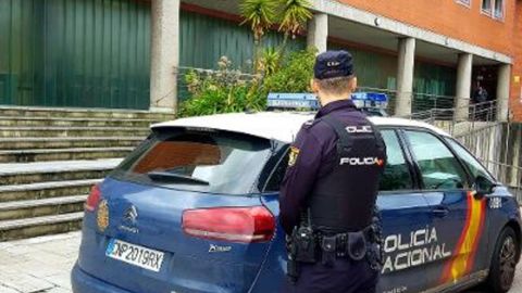 El agente que salv� a la vida al joven en la playa de Cudillero