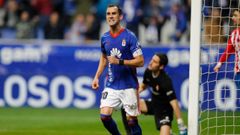 Linares, durante el derbi en el Carlos Tartiere ante el Sporting