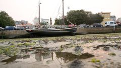 Algunas embarcaciones se quedaron varadas al bajar el nivel del mar