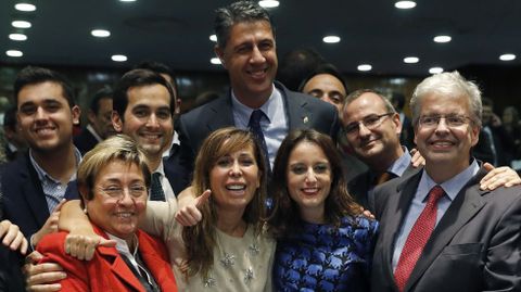 El coordinador general del PPC, Xavier Garc�a Albiol, la vicesecretaria de Estudios y Programas del PP, Andrea Levy, la secretaria primera del Congreso y dirigente del PP catal�n, Alicia S�nchez-Camacho, posan junto a los padres de la nueva ministra de Sanidad. 