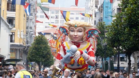 Las calles del centro de Oviedo acogen este jueves el tradicional desfile del día de América en Asturias, en su 72 edición