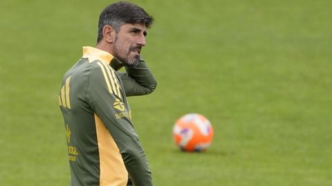 El entrenador del Oviedo, Veljko Paunovic, durante el entrenamiento para el partido de vuelta de la final de ascenso a Primera Divisin que disputa ante el Mirands este sbado en el Carlos Tartiere