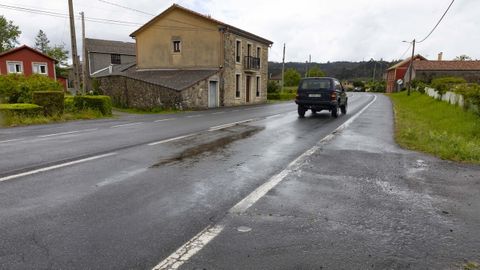 Acumulaci�n de agua en la carretera comarcal a su paso por Nant�n, Cabana.