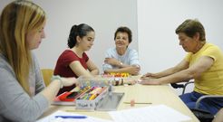 Los talleres se iniciaron ayer en la aula de la Uned de Lal�n organizados por el Concello y Afapo. 