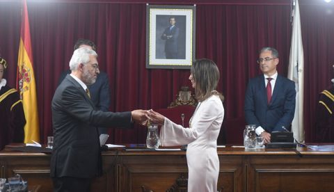 La alcaldesa de Lugo, Lara Mndez, recogiendo el bastn de mando