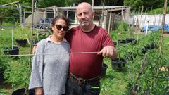 Jos� Pablo Pardo y M�lida Intriago, en la huerta de su casa de Fene.