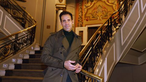 Ismael Jordi (Jerez, 1973), retratado en la escalinata del Teatro Afundacin de Vigo.