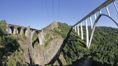 En la imagen, el viaducto de la lnea convencional sobre el Ulla, y a la derecha, el de la lnea de alta velocidad Ourense-Santiago