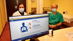 Los neum�logos del Chop Abel Pallar�s y Adolfo Baloira, en el hospital Montecelo, en Pontevedra